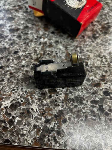 105498A WHITE/OLIVER SAFETY SWITCH - Picture 3 of 3