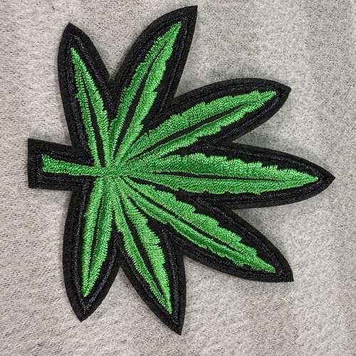 Foglia Della Marijuana Su Fondo Macchiato Isolato Illustrazione