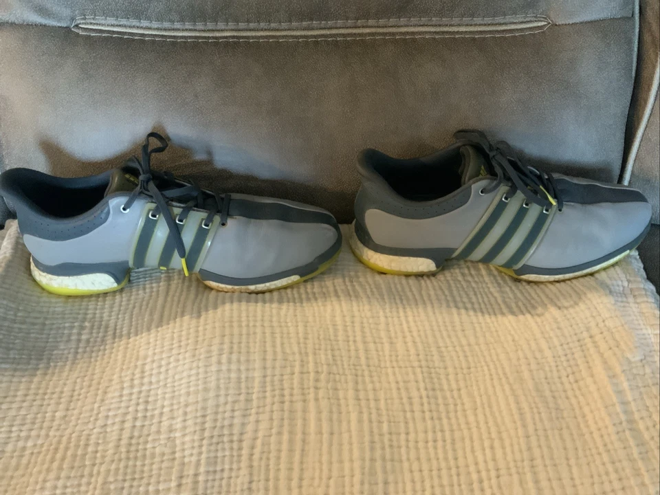 Zapatos de golf Adidas Tour 360 Boost para hombre talla 10, gris de 2 tonos con detalles amarillos Foto 4 de 4