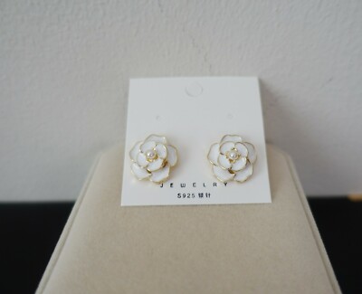 Earrings Rose Flower/Pearl in White/Gold color