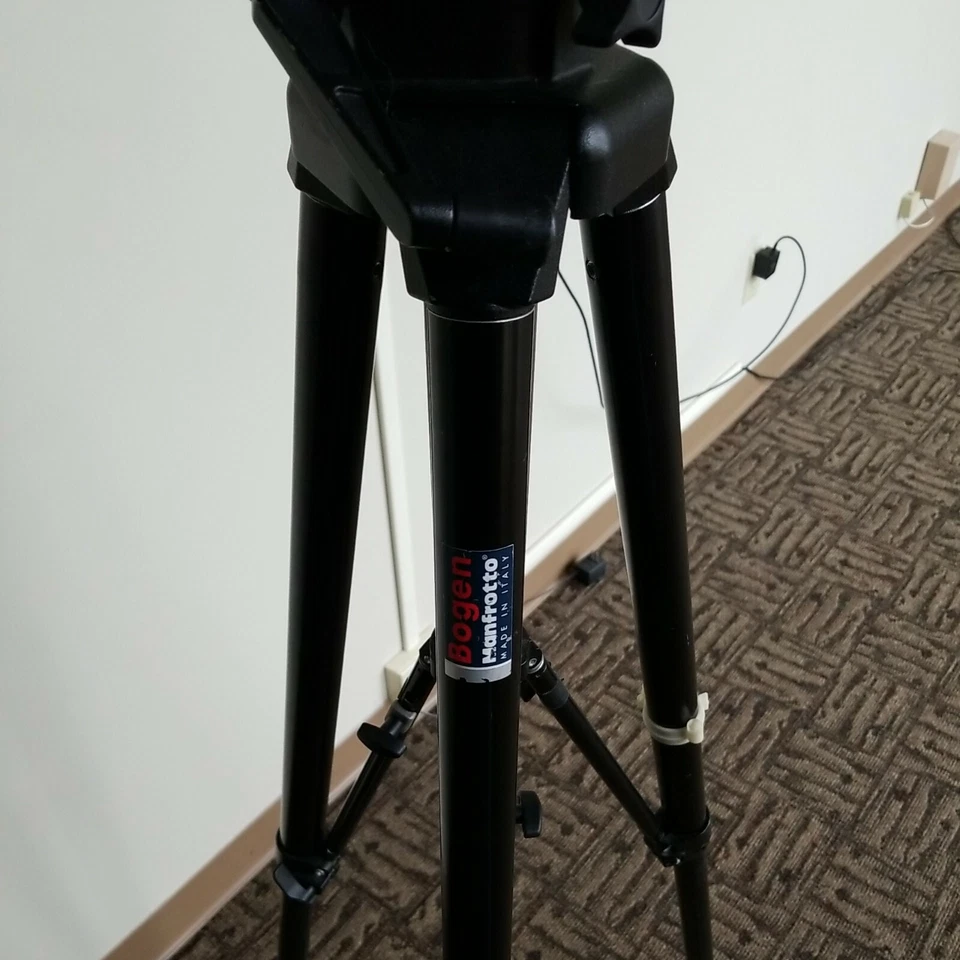 Trípode profesional Manfrotto 075B Super Load y cabezal fluido Miller 50 Serie II Foto 3 de 4