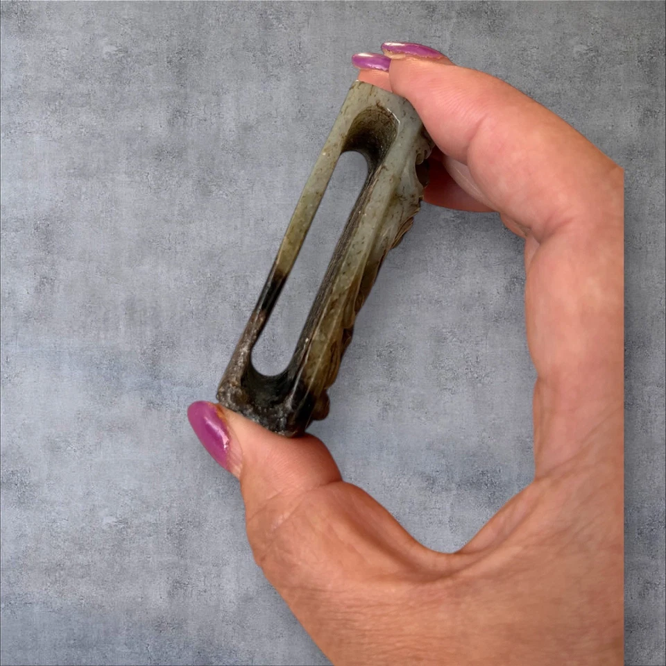 376: Adorno de espada de jade en alto relieve de la dinastía Han con diseño de dragón (汉高浮雕螭龙纹玉剑饰) Foto 4 de 4