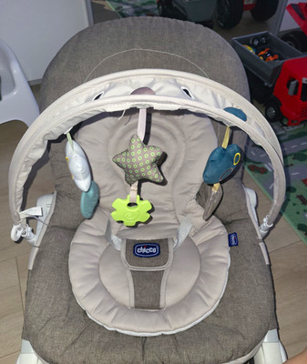 Chicco Babywippe Wippe mit Spielbogen, Grau/Beige/Weiß für Jungen & Mädchen