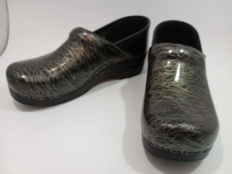 Zueco Profesional DANSKO Talla 40 Verde Patrón Remolino  Foto 2 de 4