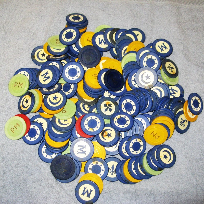 LOT OF VINTAGE CLAY POKER / GAMING CHIPS ...  OVER 10 LBS POUNDS