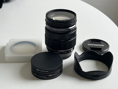 Olympus M.Zuiko Digital ED 12-40mm f/2.8 Zoomobjektiv mit Zubehör
