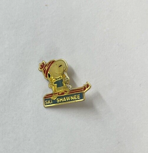 SNOOPY - SHAWNEE MOUNTAIN RESORT - SKIING - PENNSYLVANIA - PEANUTS - LAPEL PIN - Picture 3 of 6