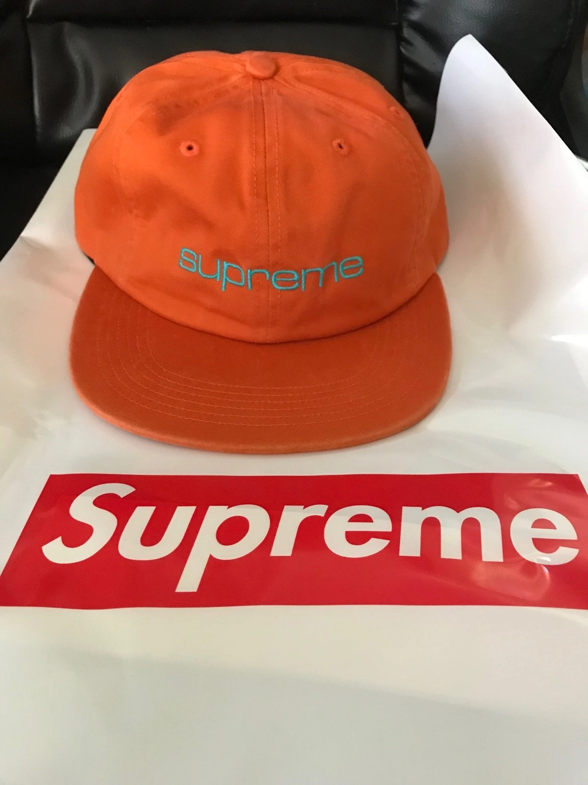 CASQUETTE SUPRÊME SIX PANNEAUX LOGO COMPACT COULEUR ORANGE UNISEXE CHAPEAUX ACCESSOIRES