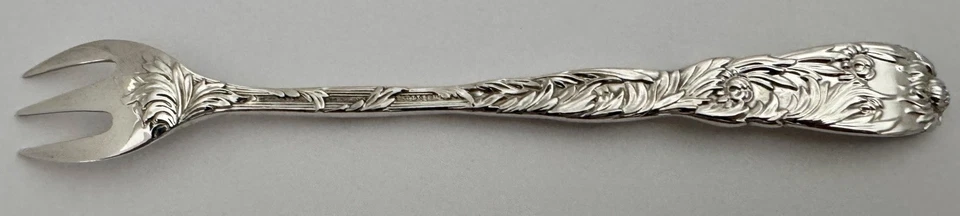 "TENEDOR DE CÓCTEL DE MARISCOS TIFFANY CRISANTEMO ESTERLINA 5 3/4"" ANTIGUO MONO FLORAL" Foto 3 de 4