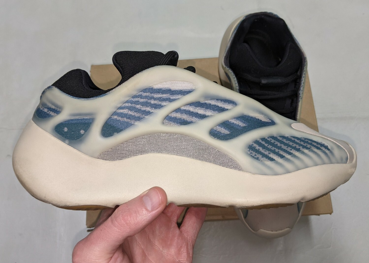 adidas YEEZY 700 V3 KYANITE SIZE 9 MEN 