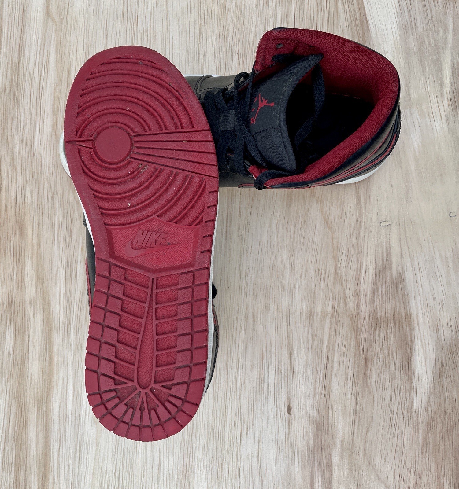 Jordan 1 Mid Black Red Sz. 8.5 GS 554724-028 Sneaker Shoes 2015 Nike Air thumbnail 7