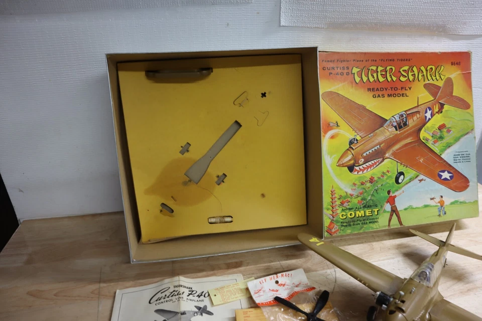 Bonito Raro Usado Limpio COMET Curtiss P-40 D Tigre Tiburón Juguete Avión Militar Caja Foto 4 de 4