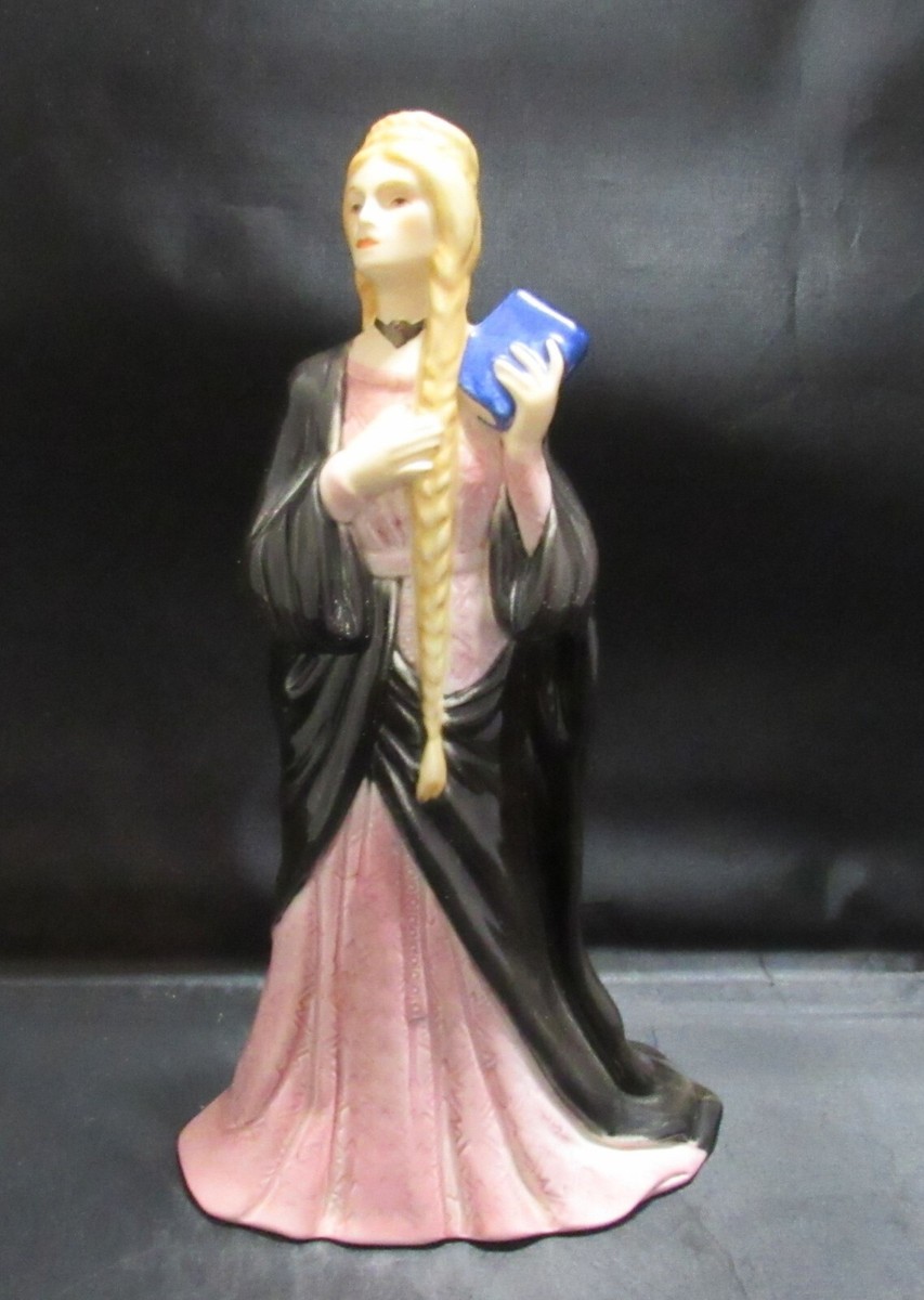 旧西ドイツのGoebel 社製　カーディナル　磁器製フィギュア VTG Goebel Queen Eleanor 1442 W Germany Mint Condition 8 3/4