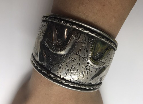 Silver tone etched elephants facing each other cuff bracelet - Picture 2 of 12