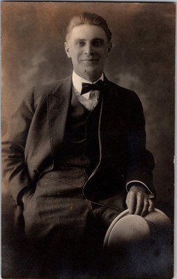 RPPC Dapper Man Porträt Fliege Hut Frühes Sepia c1918 Topografische Postkarte