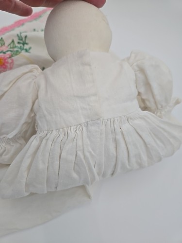 Stoff Stoff Stoffpuppe Kreuzstich Gesicht Vintage Kleid ist bestickt & gehäkelt - Bild 6 von 12