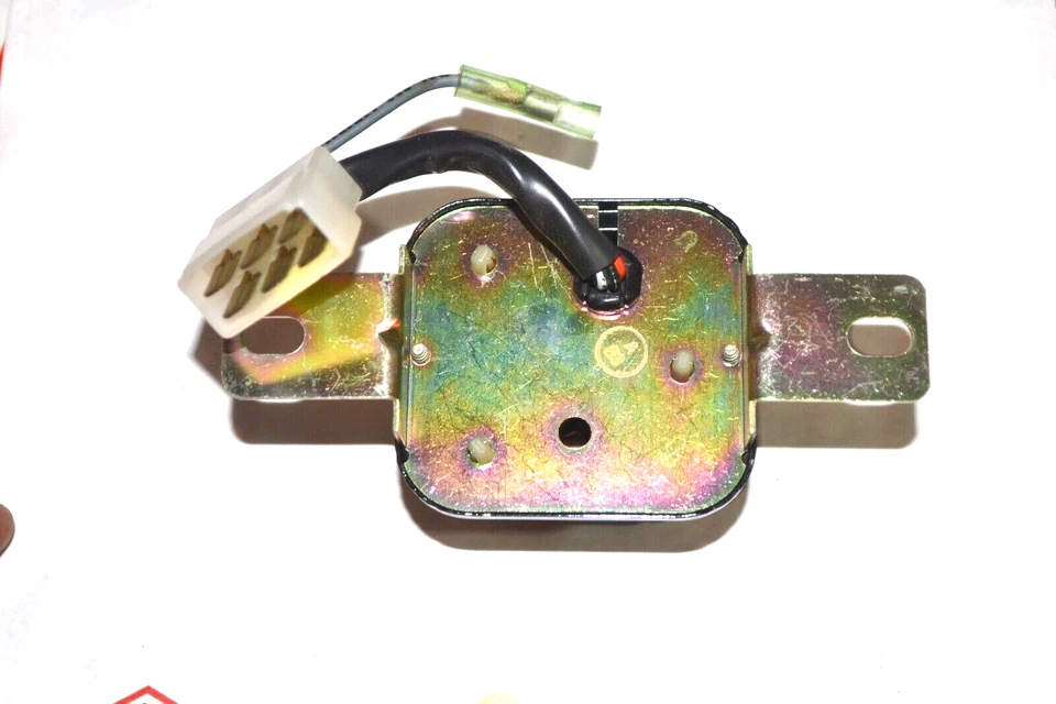 Regulador de voltaje TOYOTA CARINA CELICA COROLLA CORONA CROWN LAND CRUISER MARKII Foto 2 de 3