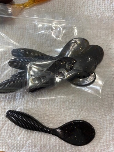 4" Paddle Tail Grub Black with Gold Quantity 5 per bag