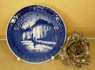 Royal Copenhagen - The Queen`s Christmas Residence Weihnachtsteller  1975