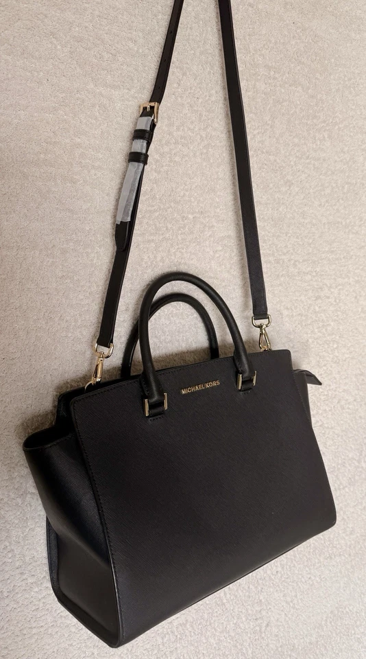 Bolsa satchel Michael Kors Selma preta com zíper superior couro saffiano - Imagem 3 de 4