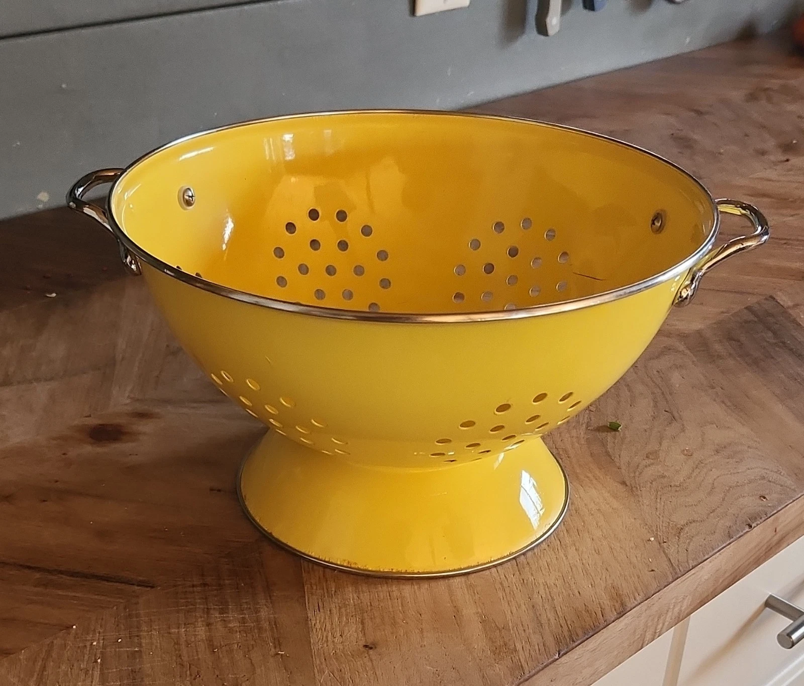 Vintage Yellow Metal Large Colander with Handles, 70's 80's RARE Made in USA
Opens in a new window o