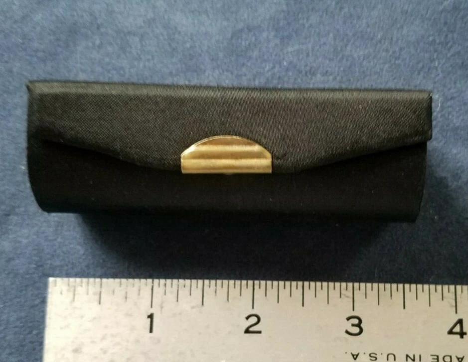 Anthropologie Estuche Lápiz Labial Seda Negro con Espejo, Forrado en Rojo Foto 4 de 4