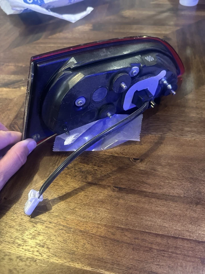 Lámpara de respaldo izquierda Mazda Foto 2 de 4