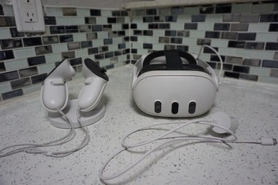 Meta Quest 3 512GB Standalone VR Virtual Reality Gaming Controllers Battery Pack