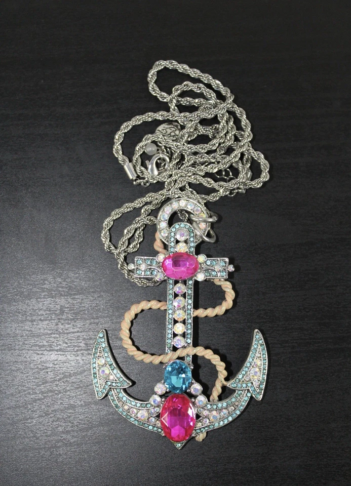 Hermoso collar largo colgante de diamantes de imitación de ancla llamativa de Betsey Johnson  Foto 2 de 4