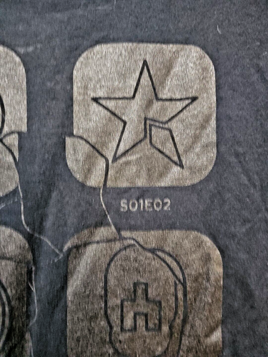 Camiseta M Black Mirror Adulto - Casa del Mañana Símbolos Negra sobre Negro - Imagen 2 de 5