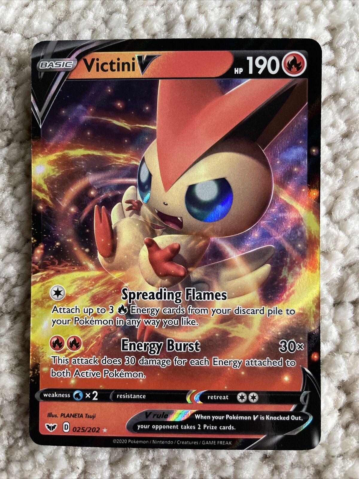 Carta Pokémon: Victini 30/236 Holo Lançamento Em Português em Promoção na  Americanas