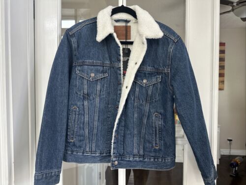 NWT Women's LEVIS~Ex-Boyfriend Sherpa Trucker Jacket~~Small