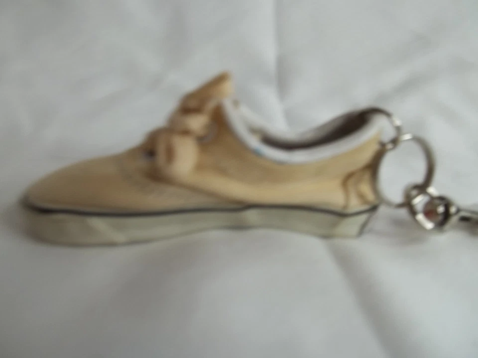 Llavero Zapatilla Deportiva Coca Cola Coca Baja De Colección #2 Foto 3 de 4