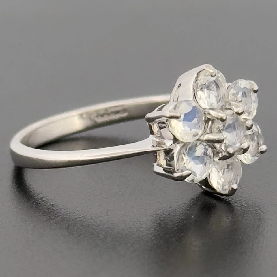 Anillo con racimo de margaritas topacio místico de oro blanco de 9 quilates talla N con sello Foto 2 de 4