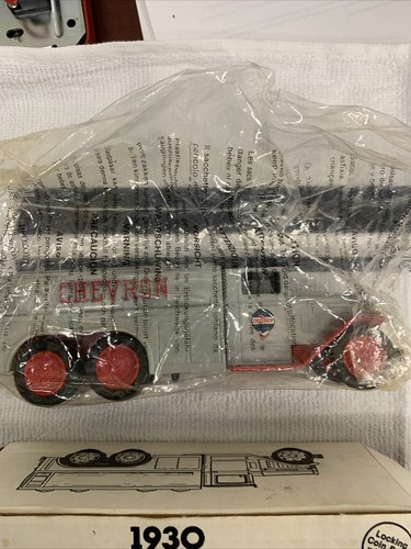 Ertl 1930 Diamond T Tanker Truck Chevron - Picture 3 of 4