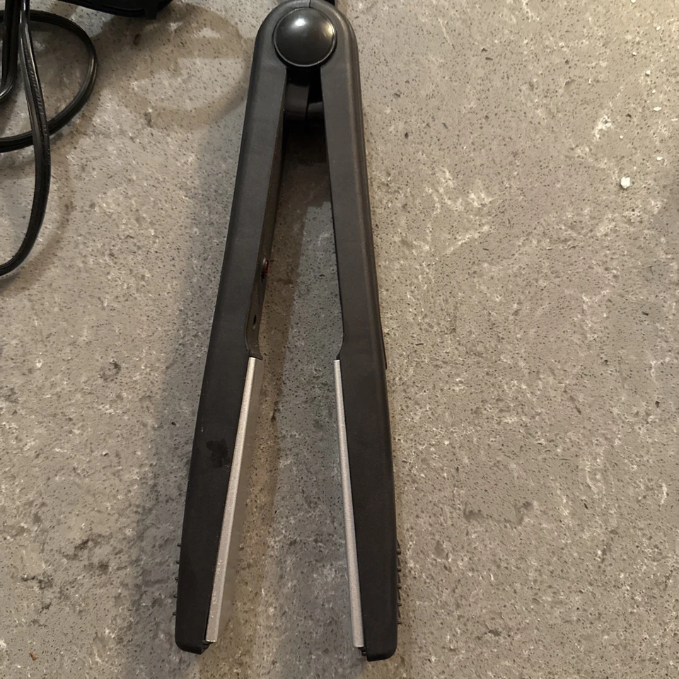 Revlon Smooth and Straight Ceramic Flat Iron, Smooth Styles 1 Inch, Used Working - Image 2 of 4