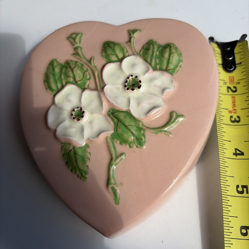HULL USA Wall Pocket Heart Shaped Pink with White Flowers Vintage Pottery Read
