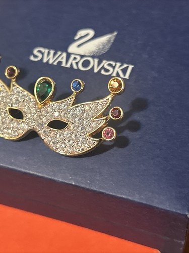 PIN MÁSCARA MARDI GRAS CRISTAL PAVÉ SWAROVSKI FIRMADO ~ BROCHE RETIRADO RARO NUEVO - Imagen 3 de 12