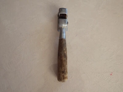 Ancien Affûte Couteau Molettes en Acier Bâti Alu Manche Bois - Photo 1/4