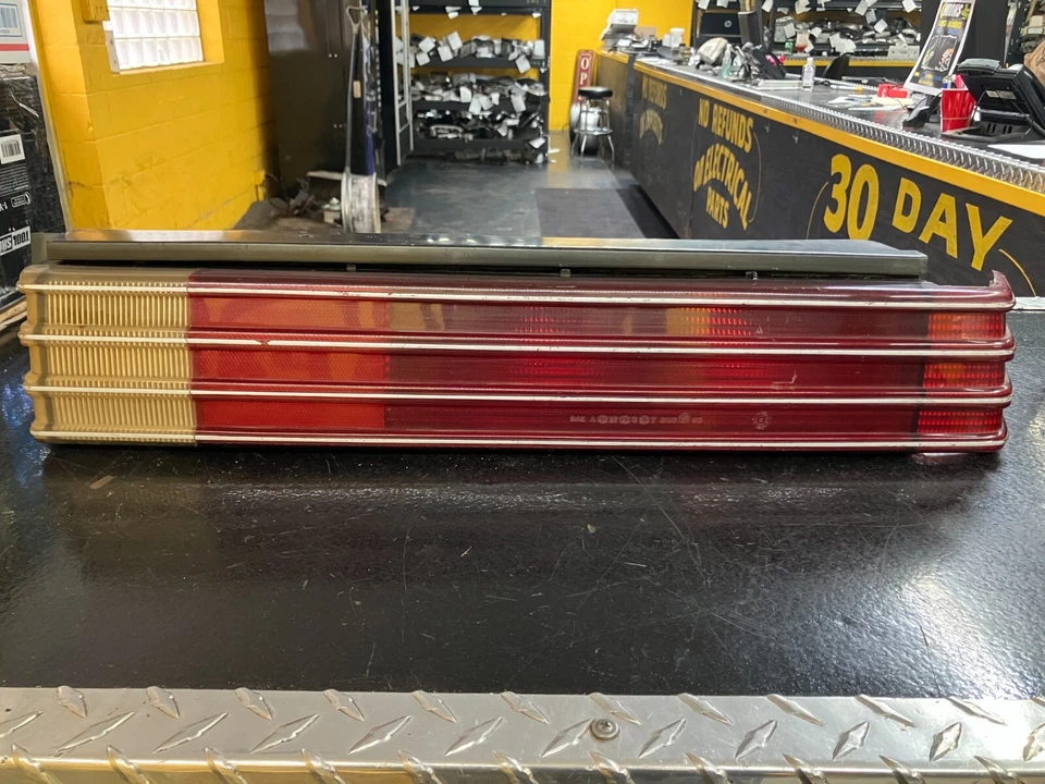 Luz trasera lateral del pasajero derecho Chrysler New Yorker 1984 1985 84 85 OEM  Foto 3 de 4