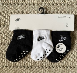New NIKE No Slip Ankle Socks Set of Three (3) 6-12 Months (Black, White)