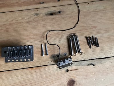 Squier Bullet Strat Gitarre Tremolo Einheit Brücke 2001 (Ref 2)
