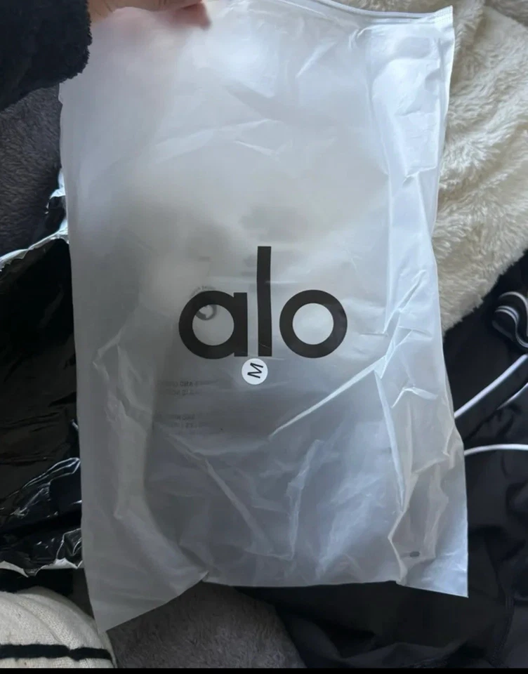 Alo Yoga Set Size S Black Brand New Never Worn, Perfect Activewear for Summer - Image 3 of 3
