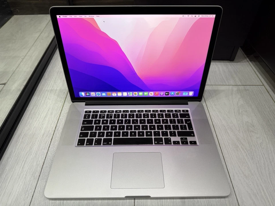 Apple MacBook Pro Retina 15.4" Mid 2015 256GB SSD 16GB Ram 2.2GHz Intel Core i7 - Image 4 of 4