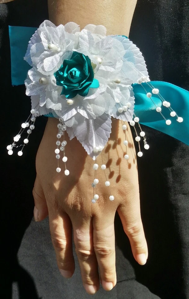 Ramillete de muñeca con flores blancas para boda, graduación, regreso a casa, baile militar, ramillete de muñeca Foto 4 de 4