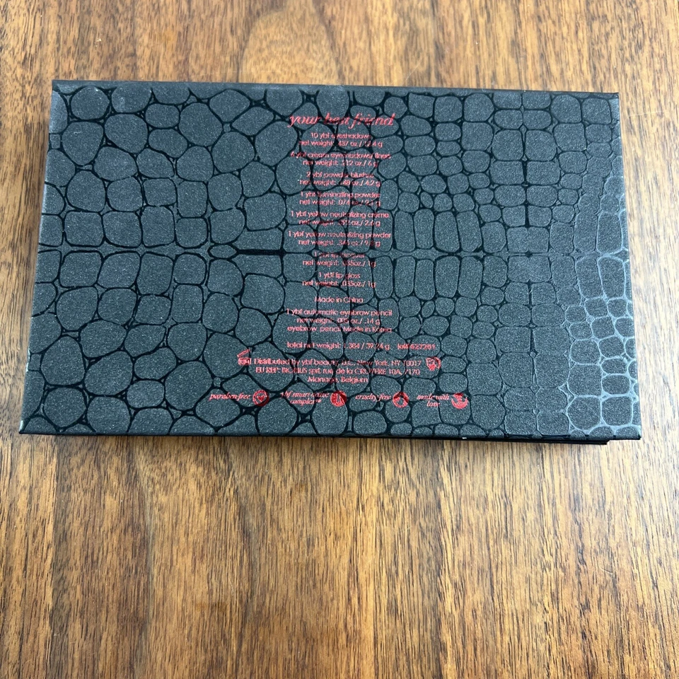 Paleta Your Best Friend: sombras de ojos, rubores iluminadores y maquillaje laca labial Foto 2 de 4