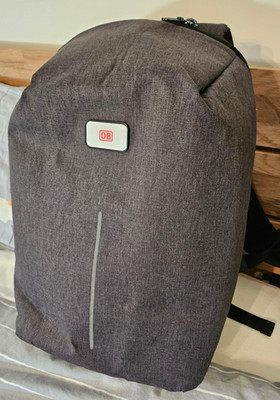 DB Deutsche Bahn: Rucksack PHANTOM LITE - XD Design mit USB-Kabel für Powerbank
