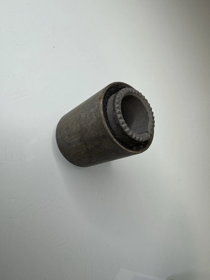 3775762 Nuevo de Lote Antiguo GM 1963-1974 Chevrolet Corvette Barra de Puntal Trasero Buje Nuevo Foto 3 de 4