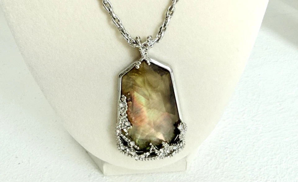 "Collar colgante con incrustaciones de madreperla de 32"" de encaje de ópalo con cristales" Foto 3 de 4