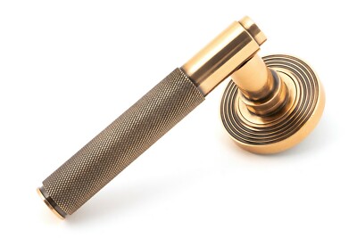 From The Anvil 46103 polierte Bronze Brompton Türhebel auf Rose Set (Bienenstock)